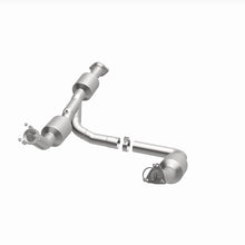 Load image into Gallery viewer, MagnaFlow 18-20 Chevrolet Express 2500 Single Underbody 4.3L Direct Fit Catalytic Converter