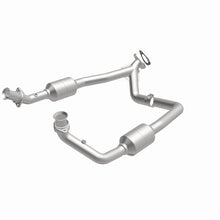 Load image into Gallery viewer, MagnaFlow 2003 Ford E-350 Super Duty 5.4L Direct Fit Converter