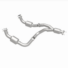 Load image into Gallery viewer, MagnaFlow 12-20 Chevrolet Express 4500 Underbody 6.0L Direct Fit Catalytic Converter