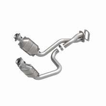 Load image into Gallery viewer, MagnaFlow 2005 Ford F-250 Super Duty 6.8L Direct Fit Converter