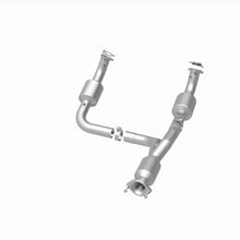 Load image into Gallery viewer, MagnaFlow 12-20 Chevrolet Express 4500 Underbody 6.0L Direct Fit Catalytic Converter