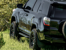 Load image into Gallery viewer, Cali Raised 10-24 Toyota 4Runner Step Ed Bolt On Rock Sliders - No Kick Out/PwdrCoat Plate/Bed