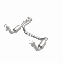 Load image into Gallery viewer, MagnaFlow DF Catalytic Conv OEM 2005 GMC Sierra/Chevrolet Silverado 1500/Cadillac Escalade Underbody
