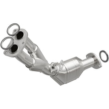 Load image into Gallery viewer, MagnaFlow Direct Fit Catalytic Converter 01-04 Toyota Tacoma 2.7L