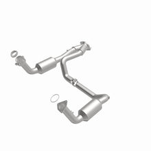 Load image into Gallery viewer, MagnaFlow DF Catalytic Conv OEM 2005 GMC Sierra/Chevrolet Silverado 1500/Cadillac Escalade Underbody