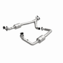 Load image into Gallery viewer, MagnaFlow Direct Fit Catalytic Converter 2002 Ford E-Series Vans 5.4L