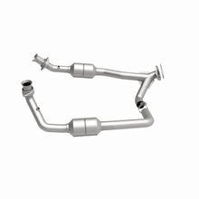 Load image into Gallery viewer, MagnaFlow Direct Fit Catalytic Converter 2002 Ford E-Series Vans 5.4L