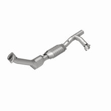 Load image into Gallery viewer, MagnaFlow Direct Fit Catalytic Converter 99-02 Expedition 5.4L 4wd