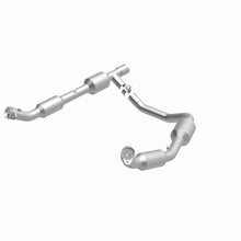 Load image into Gallery viewer, MagnaFlow Direct Fit Catalytic Converter 05-06 Ford E-350 Super Duty 5.4L