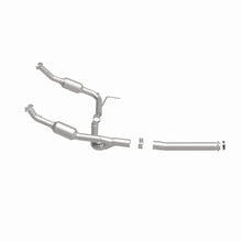 Load image into Gallery viewer, MagnaFlow Direct Fit Catalytic Converter OEM 2004-2005 Ford Explorer/Mercury Mountaineer Underbody